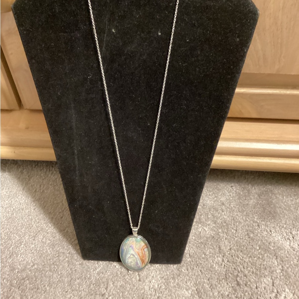 Beautiful multi color pendant on silver tone chai..24” chain..